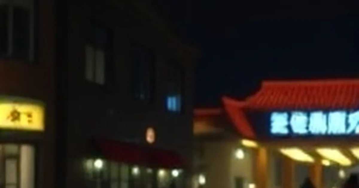 夜色城市天际线与胶片齿孔纹样叠印的影视专题主视觉