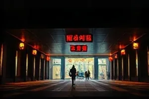 《旧楼梯间的春天》封面：斑驳楼梯转角透进的一束光